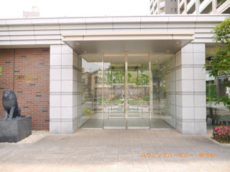 【エントランス】 | エントランスの横のライオン像が象徴的です。