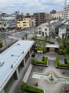 【その他共用部分】 | 英国風の中庭、中央には、噴水がありますので、清涼感があります。