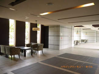 【その他共用部分】 | エントランス内、ロビーには、ゆったりソファーが複数あります。