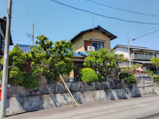 売中古戸建　三島市中島の前面道路含む現地写真|国道136号線まで車で3分、大場駅まで徒歩10分です。市街地までのアクセス良好です。通学に便利です。