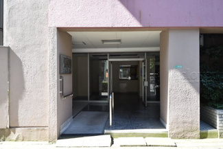 【エントランス】 | お客様を、そして住人を出迎えてくれるマンションのエントランス。ゴミが落ちていないことからも、管理状態の良さや住民の節度の高さが見て取れます。～即日のご見学可能～　お問合せはお気軽にどうぞ。