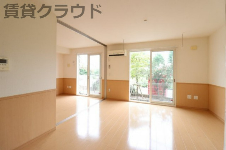 クリスタル　ソレーユの居間・リビング|こちらのリビングで趣味の時間をお楽しみください