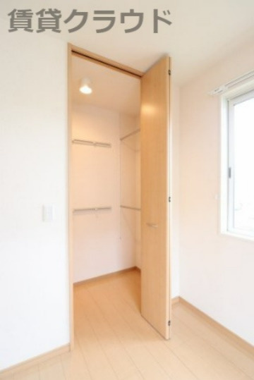 クリスタル　ソレーユの収納|ハンガーラック付きと棚付きの収納スペース！