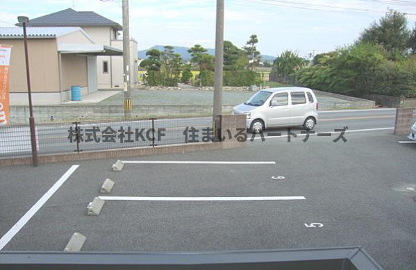 ミカハウスⅡの駐車場|駐車場があるので、車を買う予定の方も安心です