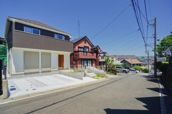 横浜市港南区芹が谷５丁目の新築一戸建の前面道路含む現地写真|広々とした前面道路！
駐車も楽に行えます。