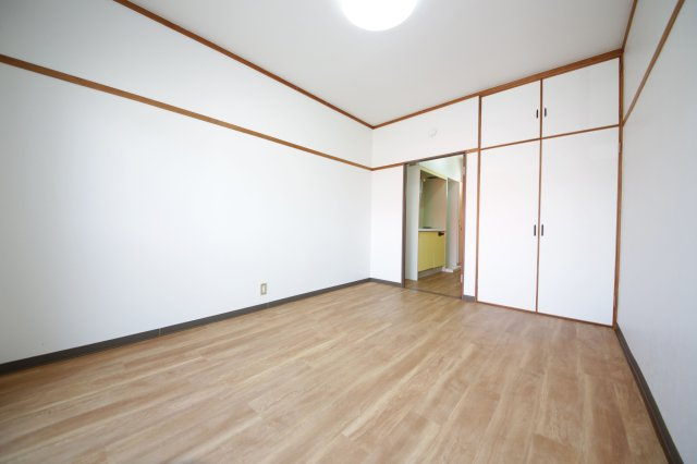 アーバン青山の洋室