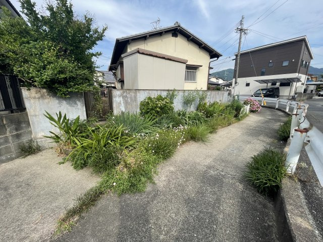 田隈3丁目 土地の前面道路含む現地写真|南側道路は広く、間口をこちらに取ることも可能です