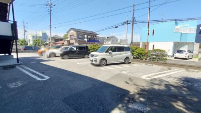 ロックヒルズB棟の駐車場|駐車場があるので、車を買う予定の方も安心です