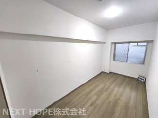 【洋室】 | 尼崎アーバンコンフォート | 玄関横の洋室6帖です♪室内は令和６年５月リフォーム済み！お待たせ無しで即ご入居していただけます(^^)