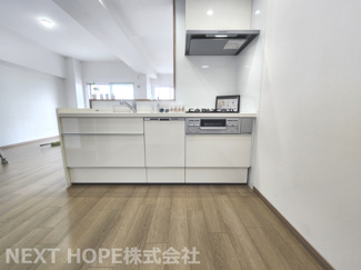 【キッチン】 | 尼崎アーバンコンフォート | 新品のシステムキッチンです♪白色を基調とした洗練されtあキッチンです！対面式でお料理を作りながらリビングのご家族との楽しい会話が弾みますね(^^)