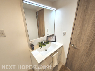 【独立洗面台】 | 尼崎アーバンコンフォート | 新品の洗面化粧台です♪シャワー水栓で使い勝手も良いです！鏡は三面鏡になっております♪
