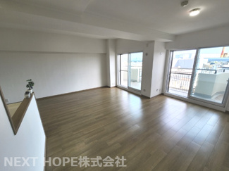 【居間・リビング】 | 尼崎アーバンコンフォート | バルコニーに面した明るく開放的なリビングです♪おうち時間もゆっくり寛げる広々空間です！