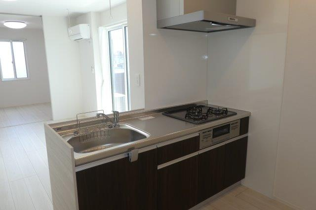 フェリーチェ浜ノ茶屋のキッチン|３口ガスコンロ付システムキッチン