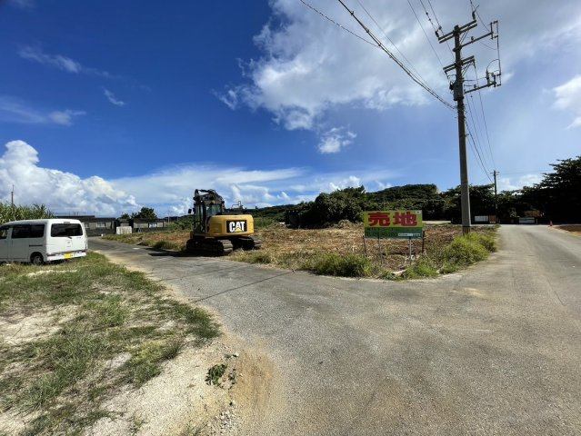 城辺字下里添70-1・70-2　一括の前面道路含む現地写真
