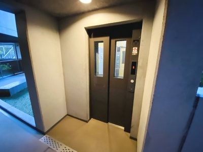 【その他共用部分】 | 磯子レジデンス | お買い物時やベビーカーの出し入れに便利なエレベーター付です。