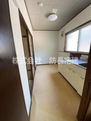 山口市平野１丁目の一戸建ての玄関|収納もある玄関です