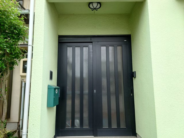 売中古戸建　焼津市小川新町5丁目の外観|採光を考え抜いて造られた玄関です！