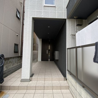 【エントランス】 | オートロック完備でセキュリティ面も安心