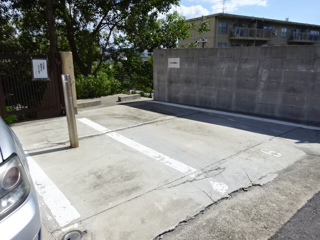 サニーパレス神陵台の駐車場