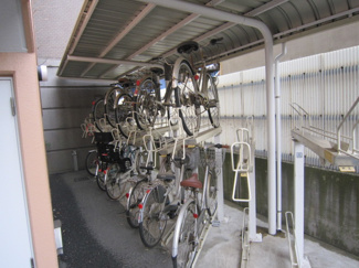 【その他共用部分】 | 屋根付きの駐輪場があるので雨が降っても安心です☆駅まで自転車もおすすめです！