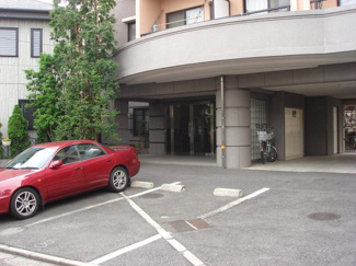 【その他共用部分】 | いつでも目の届く敷地内に駐車場があります♪☆荷物がかさばりがちなお買物にも、敷地内駐車場があると便利ですよね☆