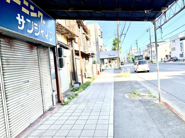 売土地　静岡市葵区新富町三丁目の前面道路含む現地写真|歩道が広く取られています