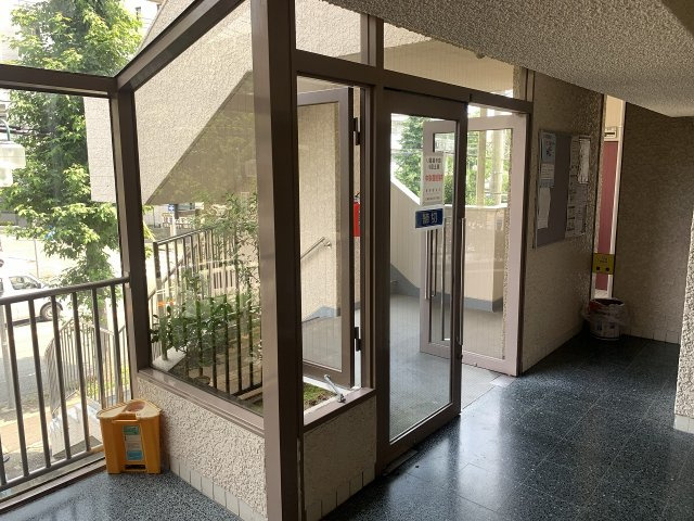 ユニーブル上社のロビー|陽射しが入り込む明るいロビー♪