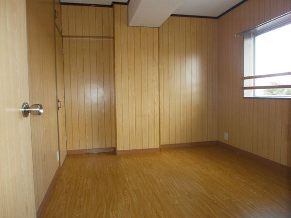 ヒルハイツ桃山の洋室