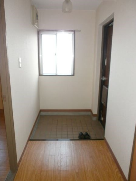 ヒルハイツ桃山の玄関