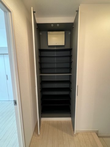 アパートメント麻布No.10 406号室の玄関|シューズボックス