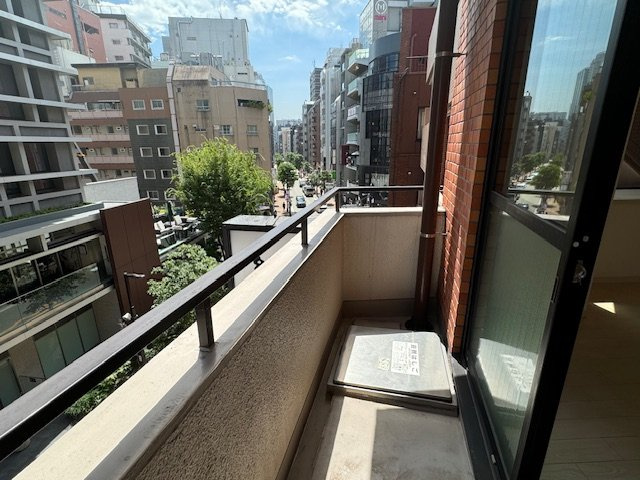アパートメント麻布No.10 406号室のバルコニー|麻布十番商店街が見渡せます。