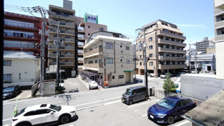 【展望】 | 【眺望】
己斐の街中でもこの眺望！
下層階ですが、丁度敷地内駐車場があるので、全面建物との距離もあり
居室によっては開けた眺望が確保出来ています！