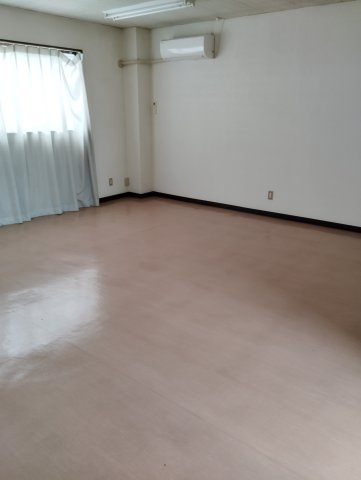 学校町長谷川店舗2階の居間・リビング