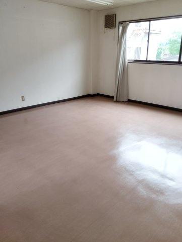 学校町長谷川店舗2階の居間・リビング