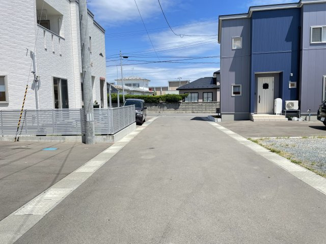 八戸市沼館2丁目の前面道路含む現地写真