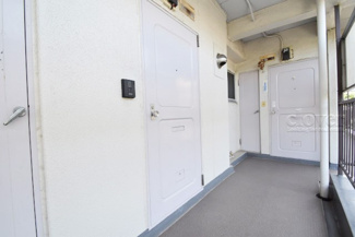 【その他共用部分】 | 皆様をお迎えする、お部屋の玄関ドア。開けやすさや開放角度、ドアノブの操作しやすさや鍵の形状などを、現地で一度ご確認ください。～即日のご見学可能～　お問合せはお気軽にどうぞ。