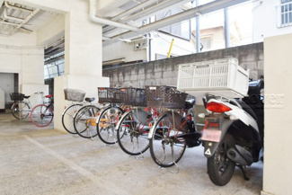 【駐車場】 | バイク置き場。空き区画の有無や駐輪料金、サイズおよび排気量規定などについては、改めてお問い合わせください。～即日のご見学可能～　お問合せはお気軽にどうぞ。
