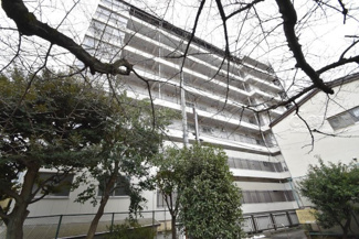【外観】 | 青空によく映える建物です。手入れの行き届いた外壁やマンション正面エントランスなど、綺麗な姿をぜひ一度、現地にてご覧ください。～即日のご見学可能～　お問合せはお気軽にどうぞ。