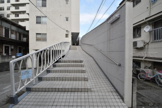 【エントランス】 | お客様を、そして住人を出迎えてくれるマンションのエントランス。ゴミが落ちていないことからも、管理状態の良さや住民の節度の高さが見て取れます。～即日のご見学可能～　お問合せはお気軽にどうぞ。