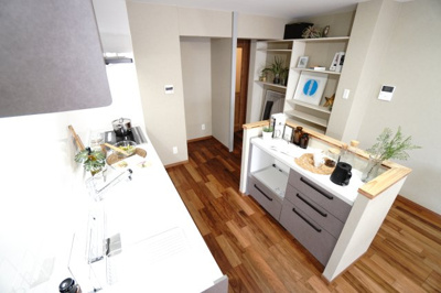 【キッチン】 | 【上質リノベ】ダイアパレス己斐 | 【キッチンスペース】
セレクトしたキッチンのカラーは、
ビンテージとよく相まって
雰囲気作りに一役かってます。
奥には、パントリー代わりとなる収納も備え、
動線に優れた使い易いキッチンとなりました。