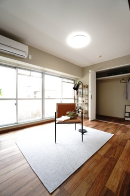 【洋室】 | 【上質リノベ】ダイアパレス己斐 | 【洋室約6帖】
心と体をゆったりと安らげる主寝室。
寝室のゆとりが大きい分だけ、
暮らしの安らぎは深まります。
一日の疲れを癒すだけでなく、
ご夫婦の親密な語らいを紡ぎ出します。