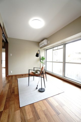 【洋室】 | 【上質リノベ】ダイアパレス己斐 | 【洋室約6帖】
どんな家具や敷物でも部屋に馴染みやすく、
コーディネートがし易そうですね。
配置も柔軟に対応できるので身の回りの整理もし易い！
自分好みの空間に出来そうですね！