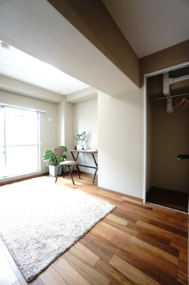 【洋室】 | 【上質リノベ】ダイアパレス己斐 | 【西側洋室約5帖】
居室にはクローゼットを完備。
自由度の高い家具の配置が叶うシンプルな空間です。
お子様の成長と人数と共に必要になる
子供部屋にもぴったりの間取りですね。