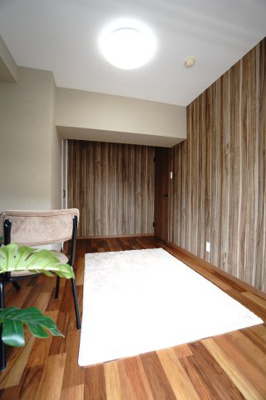 【洋室】 | 【上質リノベ】ダイアパレス己斐 | 【西側洋室約5帖】
こども部屋をコーディネート！このぐらいの広さがあれば、 
お子さんの好きな色やモチーフを使ったコーディネートで、
勉強もお片付けも全部楽しいお気に入りの空間にしていけそうですね！