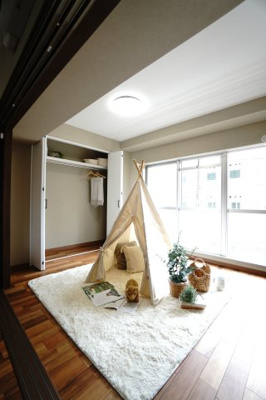 【洋室】 | 【上質リノベ】ダイアパレス己斐 | 【東側洋室約5帖】
在宅勤務・リモートワークの書斎や、
趣味やくつろぎのスペースとしても。
家族と一緒に楽しい時間を過ごす中にも、
一人でくつろげる時間と場所は特に良いですね。
