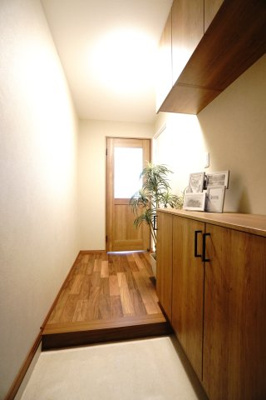 【玄関】 | 【上質リノベ】ダイアパレス己斐 | 【玄関ホール】
人を迎え入れる最初の場所だからこそ、
清潔感があり纏まった空間にして頂ける様に
ニッチ風シューズBOXを設置。
入った瞬間からヴィンテージスタイルのリノベと分かるカッコいい空間です