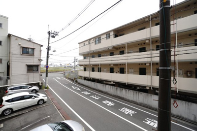 【展望】 | 【上質リノベ】ダイアパレス己斐 | 【眺望】
2Fからの景色ですが、どの方角も道路に面し、
目の前に高い建物が無いので
開放感があります。
丁度天気が良かったら青空も見れたかも。
少しだけですが、リバビューとなっています。
