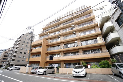 【外観】 | 【上質リノベ】ダイアパレス己斐 | 【耐震性】
耐震性の高さを判断するポイントは、
建築確認申請日が1981年6月1日以降の
新耐震基準に適合しているかどうか。
震度６程度の大地震でも
建物が崩壊しないレベルが基準になりました。