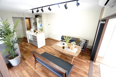 【居間・リビング】 | 【上質リノベ】ダイアパレス己斐 | 【約11帖LDK】
キッチンの配置や配色、建具等の選定が絶妙で、
カリフォルニアスタイルとアメリカンスタイルの
中間ぐらいのヴィンテージに仕上がりました。
家族はもちろん、お客さんも寛げる空間です