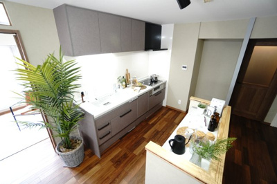 【キッチン】 | 【上質リノベ】ダイアパレス己斐 | 【キッチンスペース】
今回のキッチンは、リビングの真ん中にある感じで
リビング・ダイニングに居る家族の様子も分かるので、
家事をしていても孤独を感じることがない。
装備も豊でワクワクするキッチンです。